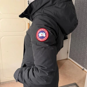  Canada Goose jacka - Säljer min svarta canada goose jacka som jag använt bara 2 gånger, köpte den i december 2024 och den kommer tyvärr inte till användning. Säljer för 10799, nypris ligger på 16690.