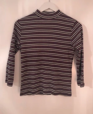 Randig polotröja från Monki i M - Randig polotröja från Monki i storlek M. 