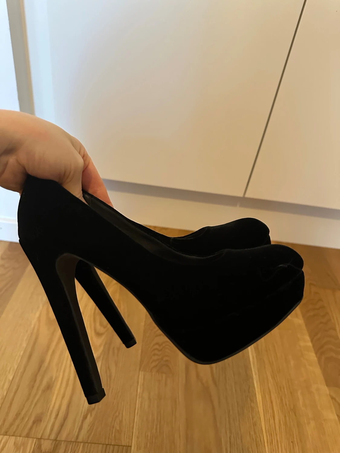 Svarta sammetsklackar från H&M - 4