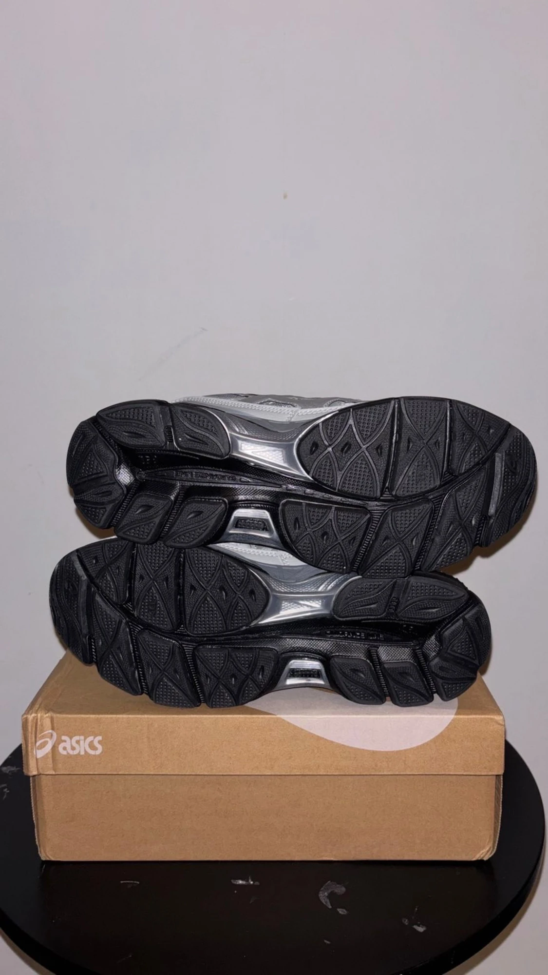 Silverfärgade Asics sneakers - 1