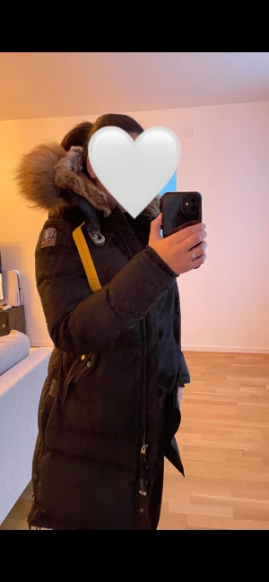 Parajumper jacka  - Säljer nu min parajumper jacka i modellen Longbear storlek XS men passar även S. Jackan är felfri och är knappt använd. Köptes för 10 000 (kvitto finns). Kan tänka mig gå ner i pris vid snabb affär. Finns i Göteborg/Örebro alt fraktas