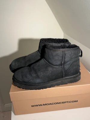 Svarta UGGs - Snygga UGGs i svart.  Använt skick men har fortfarande mycket kvar att ge. Storlek 40
