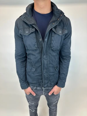 Woolrich Jacka  - Hej! Säljer nu denna väldigt snygga och eftertraktade Woolrich Fieldjacka! Jackan är slutsåld överallt och går inte att få tag på… jackan är perfekt nu till vintern  Storlek S Ny pris: 6000 kr Säljs för: 1299 kr