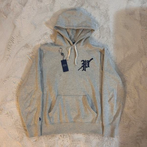 Grå hoodie från Polo Ralph Lauren - Tja! Säljer en as snygg polo Ralph lauren hoodie som är knappt använd och nästintill ny | Tags finns kvar och självklart äkta ! | Storlek S, kan även passa M om du vill ha en tightare look! | Nypris 2200kr | Mitt pris 1799kr | Hör av dig vid några funderingar eller frågor 