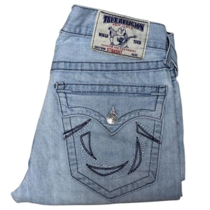 True Religion jeans - True Religion jeans Straight fit. W31 [Ytterbenslängd 99cm] [Innerbenslängd 72cm] [Midja 41cm] [Benöppning 20cm]