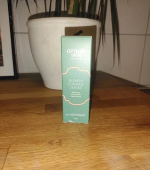 OPTIMZD Skin Blemish Control Serum - Blemish Control Serum från OPTIMZD Skin i en grön och orange kartong, 20 ml. Perfekt för dig med oren eller aknebenägen hud. Kan användas både dag och natt för att balansera huden. Snygg och stilren förpackning.