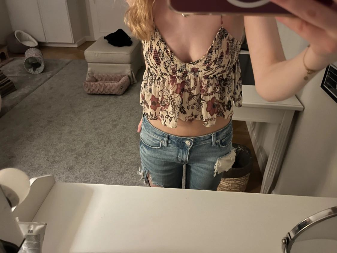 Blommig croppad linnetopp med volang