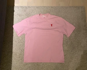 Ami Paris T-shirt  - Tjena! Säljer nu denna as snygga T-shirt från ami Paris. Storlek L och i fint skick. Priset är ej hugget i sten så hör av dig vid minsta fundering:)