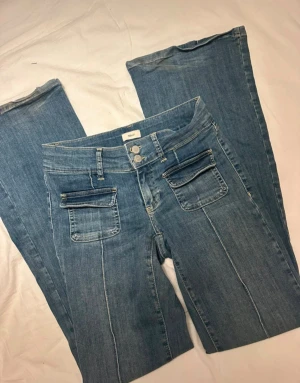 Nelly- Low waist bootcut pocket jeans  - Nelly- Low waist bootcut pocket jeans  Stl. 36/S  Blå  Fint skick!! Dock lite slitna nere vid benen en knappt något man tänker på   Pris går att diskutera!!☺️