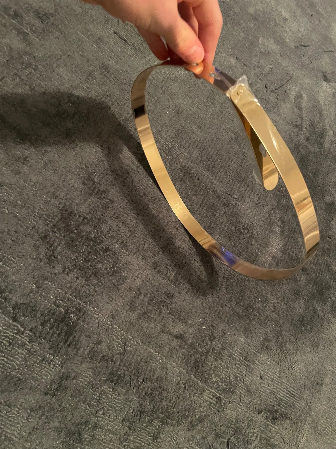 Guldigt metallbälte i minimalistisk stil