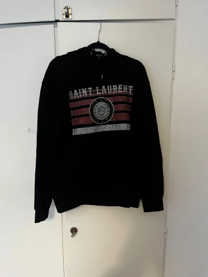 Saint Laurent hoodie - Sällsynt vintage Saint Laurent hoodie i helt nytt skick. Skriv vid frågor!