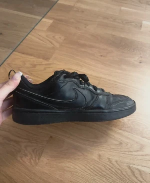 Svarta Nike sneakers  - Nike Court Borough low 2 i storlek 36,5. Nypris: 799 kr