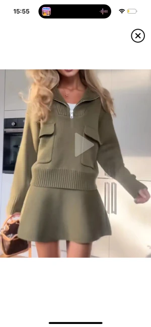 Grönt Zara set - Supersnygg olivgrön stickad kortklänning med lång ärm, ribbade detaljer och två stora fickor framtill. Halv dragkedja i halsen ger en cool touch. Perfekt för dig som gillar en chill men trendig look.