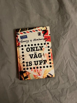 Only väg is upp - Följ Filippa Karlsson på hennes äventyr i London! Hon jagar drömmar, coola pojkvänner och plats på världens bästa scenskola. Men livet i storstan är fullt av galna hyresvärdar, rockstjärnor och te-drickande. Perfekt för dig som gillar humor och berättelser om att hitta sig själv.