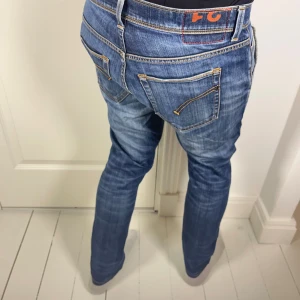 Dondup jeans konor  - Dondup jeans konor skinny fit, inga direkta defekter. Väldigt fint skick, modellen är 180 cm 75 kg och bär storlek W31 . Mått A: 39 cm B: 95 cm. Dom är inte så skinny i verkligheten utan bara vinkeln bilden är taggen. Notera att måtten kan skilja någon centimeter beroende hur man mäter. Jeansen är väldigt hög kvalité, och är riktigt snygga! Kom med frågor ❤️