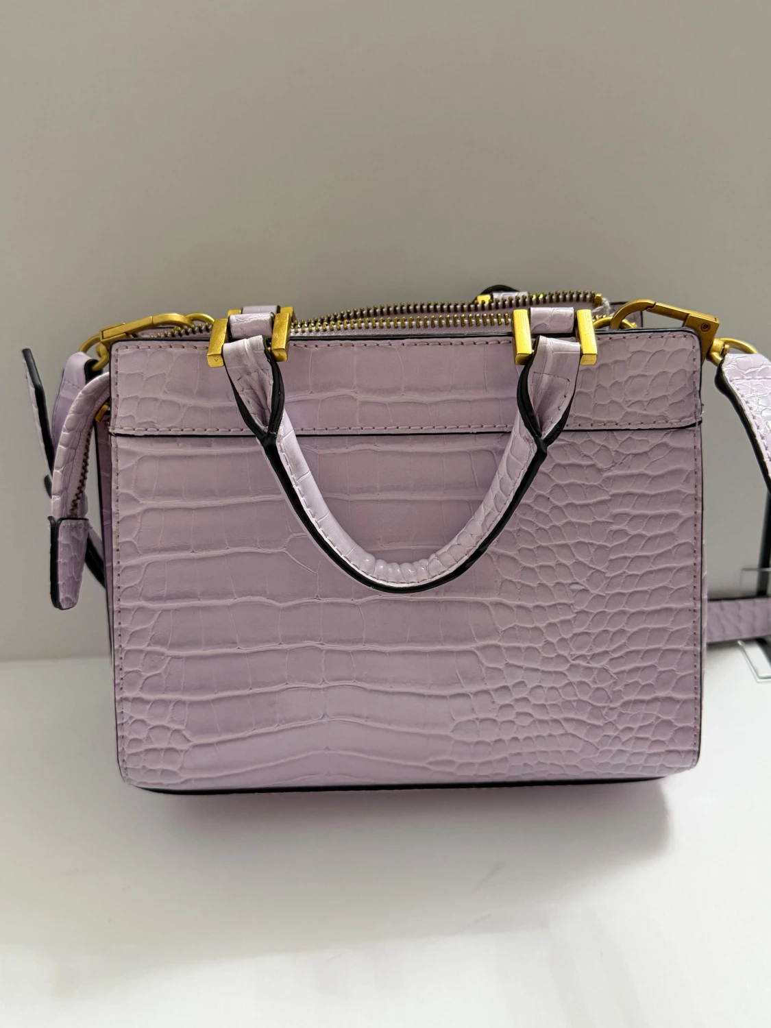 Ljuslila handväska från Guess - 6