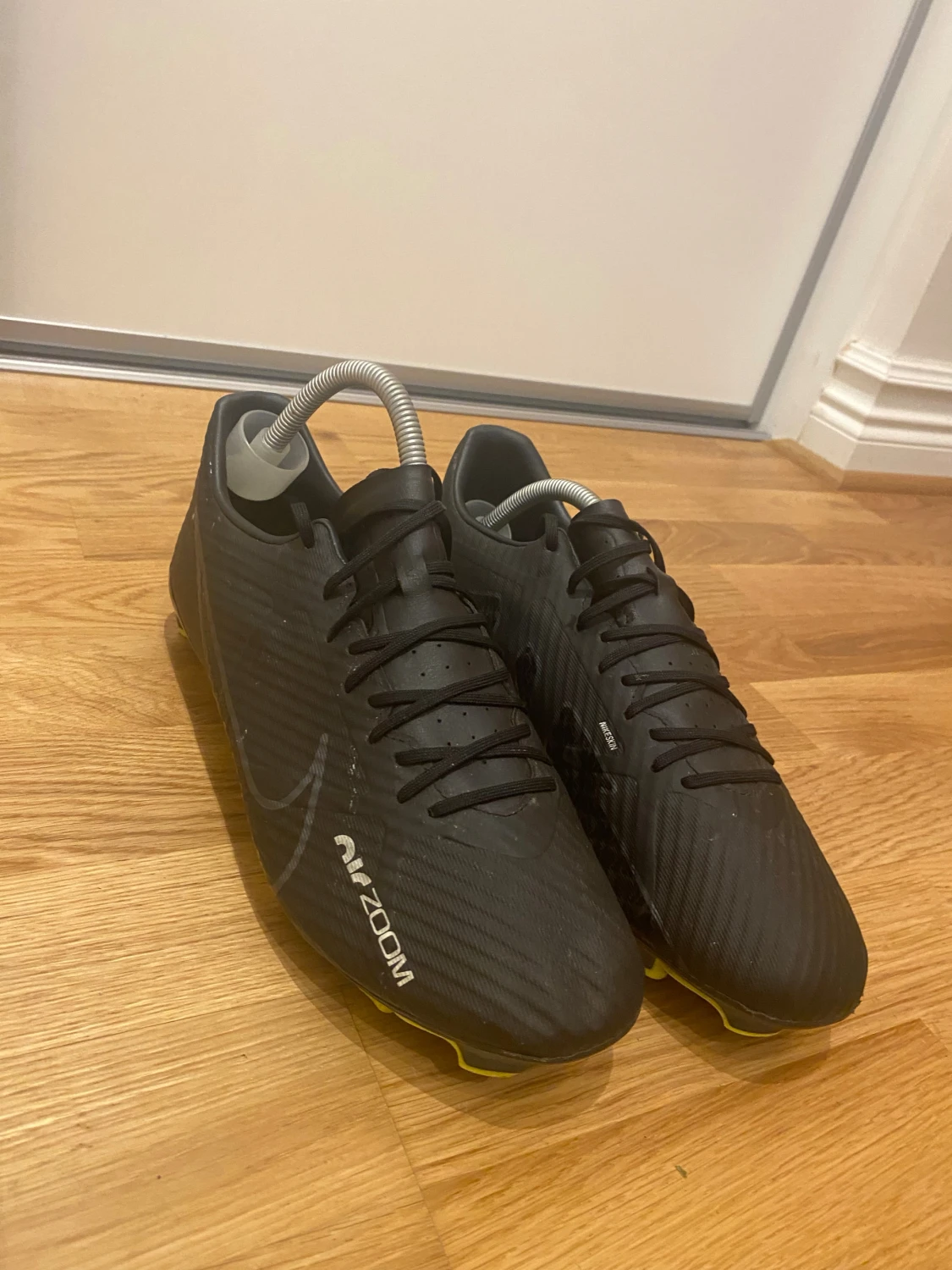 Svarta nike fotbollsskor - 1