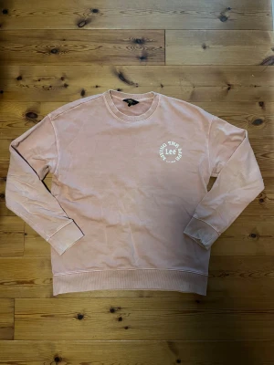 Lee Långarmad Tröja - En riktigt snygg långarmad tröja i rosa färg från Lee ✔️ Storlek S med Loose fit ✔️ Väldigt bra skick ✔️ Inga fläckar eller skador ✔️ Skriv om du undrar något!