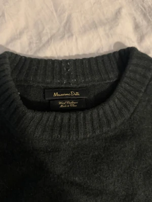  tröja Massimo Dutti - Mörk svart stickad tröja från Massimo Dutti i mjuk ull och kashmirblandning. Rund hals med ribbad kant och långa ärmar. Enkel och stilren design som funkar till allt. Perfekt för dig som gillar klassiska och bekväma plagg.