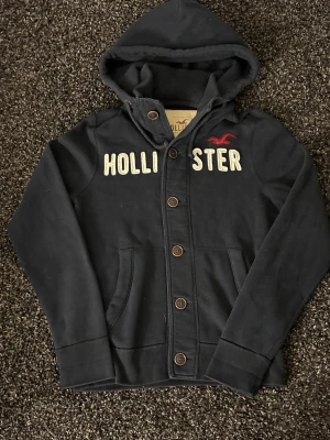 Hollister cardigan - sjukt eftertraktad! - 🔥 Extremt eftertraktad Hollister-hoodie, stl L/M, skick 8/10 🔥 Black Week-REA! Passa på medan priset är sänkt – det här är en av Hollisters mest populära modeller och den dyker nästan aldrig upp. Sitter perfekt, sjukt snygg och funkar till ALLT.  Den här kommer försvinna direkt – folk brukar köpa såna här på sekunder. Först till kvarn. Köp nu innan någon annan hinner före!  Ta liknande som den