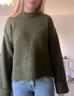 Olivgrön stickad tröja - Säljer denna oliv gröna tröjan från Gina tricot. 🫶 Tröjan har ett väldigt mjukt kvalité och sticks ingeting alls. Den har aldrig använts, så den är i nytt skick 💕🤗