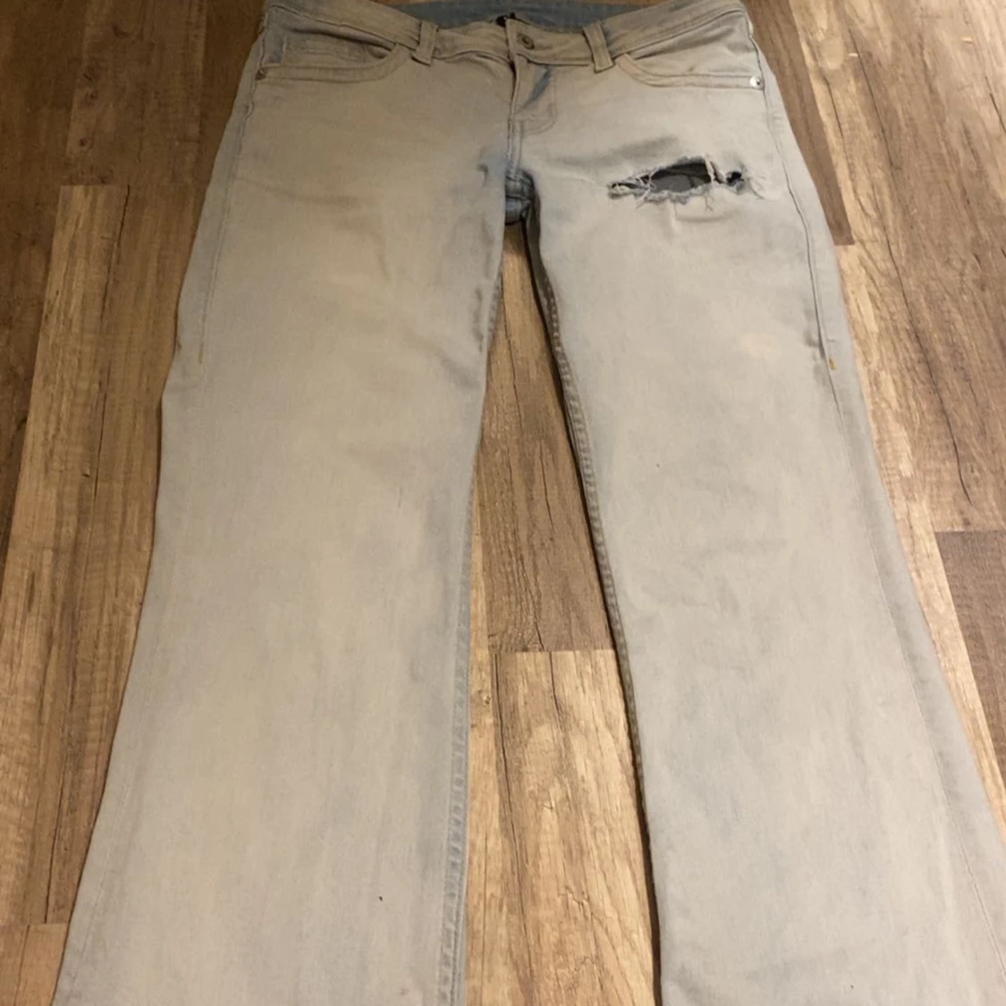 Ljusblå lågmidjade bootcut jeans med slitning - 2