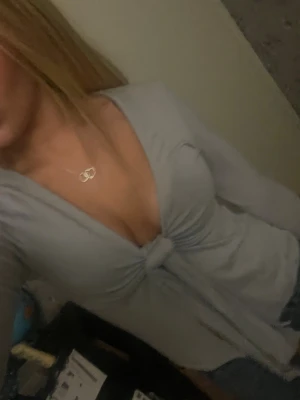 Söt ljusblå topp från Gina - Jättefin ljus blå top i storlek S från Gina Tricot! Tröjan har använts fåtal gånger. Styla tröjan med ett linne under för en mer vardaglig look. Passa på att köpa!!