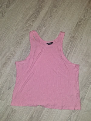 Söt rosa topp från Lindex - En söt rosa topp från Lindex i storlek XS. I mycket bra skick, använd ett fåtal gånger. Använd gärna köp nu funktionen eller kom privat💗