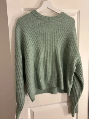 Grön stickad tröja  - Grön stickad tröja. Storlek S men passar mig som är mer storlek M! Svårt att se färgen på bilden, lite mer grön i verkligheten 