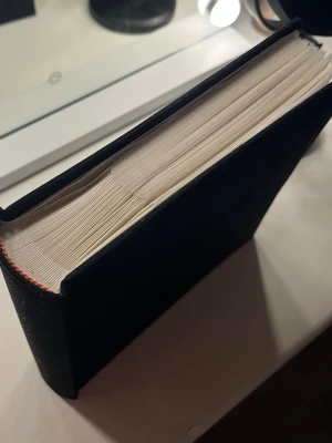 Fotoalbum  - Säljer ett svart fotoalbum från Clas Ohlson. Det får plats 200st böcker och måtten är 10x15. Precis nyköpt och har inte kommit till användning därav säljer jag. 