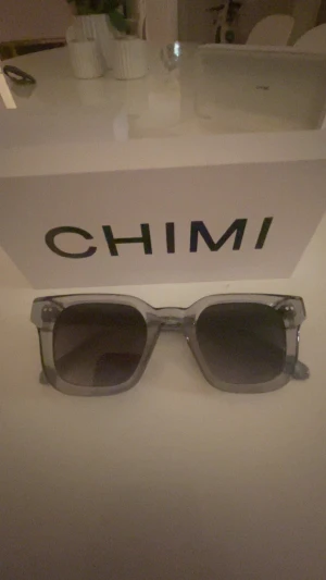 Säljer ett par nya chimi solglasögon  - Säljer en beige pälsväst i syntetpäls med öppen front. Västen har en klassisk rak passform och är perfekt för att lägga till lite extra stil till din outfit. Enkel att matcha med olika plagg och ger en trendig look.