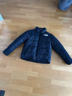 Svart pufferjacka från The North Face - Säljer en supersnygg svart pufferjacka från The North Face! Jackan är i superbra skick och priset är superbra med tanke på orginalpriset!!😍😍