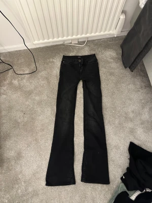 Svarta bootcut jeans - säljer ett par skit snygga jenas som jag har sytt lågmidjat själv. hör av er vid frågor💕💕
