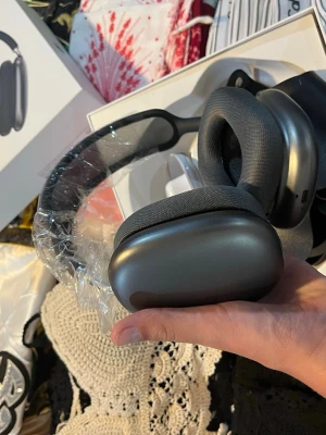 AirPods Max - Apple AirPods Max i svart färg, over-ear hörlurar med aktiv brusreducering och hög ljudkvalitet. Levereras i originalförpackning, ser ut att vara i nyskick med skyddsplast kvar. Perfekt för musik, film och samtal. Inga synliga defekter eller slitage. Dem är helt nya