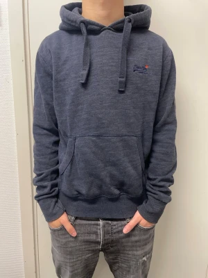 Superdry hoodie - Fet hoodie från Superdry. Mycket bra skick. Modellen är 173cm, 64kg. Pris kan diskuteras!