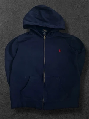 Ralph lauren zip hoodie - Vet inte storleken men ungefär 155 väldigt bra skick snygg ny pris ungefär 1200kr men säljer bara för 350 skriv frågor kan även byta
