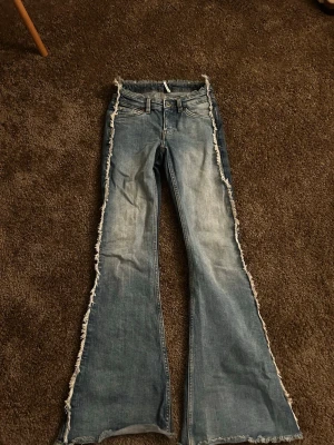 Lågmidjade Jeans ifrån monki - Lågmidjade jeans ifrån monki i strl 34 