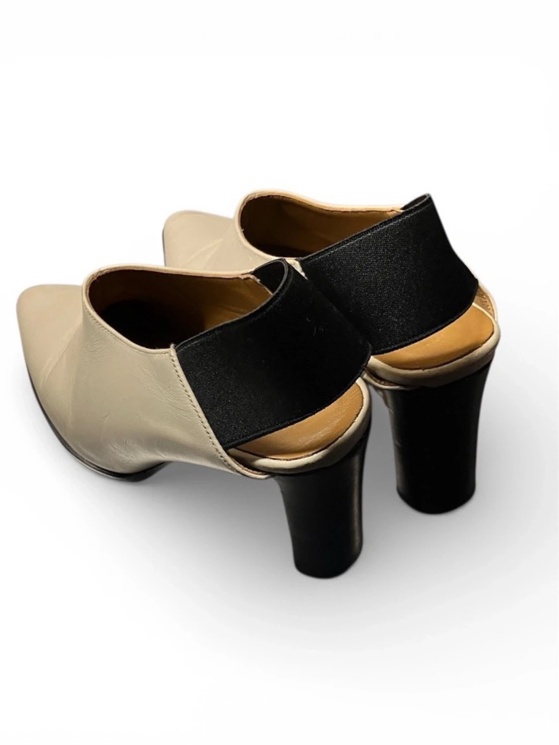 Beige och svarta klackskor i skinn - 2