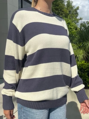 Stickad tröja Brandy Melville - Säljer en snygg stickad tröja från Brandy Melville med breda marinblå och vita ränder. Tillverkad i 100% bomull, perfekt för chill dagar och enkel att styla med jeans. ✨✨Pris kan diskuteras!