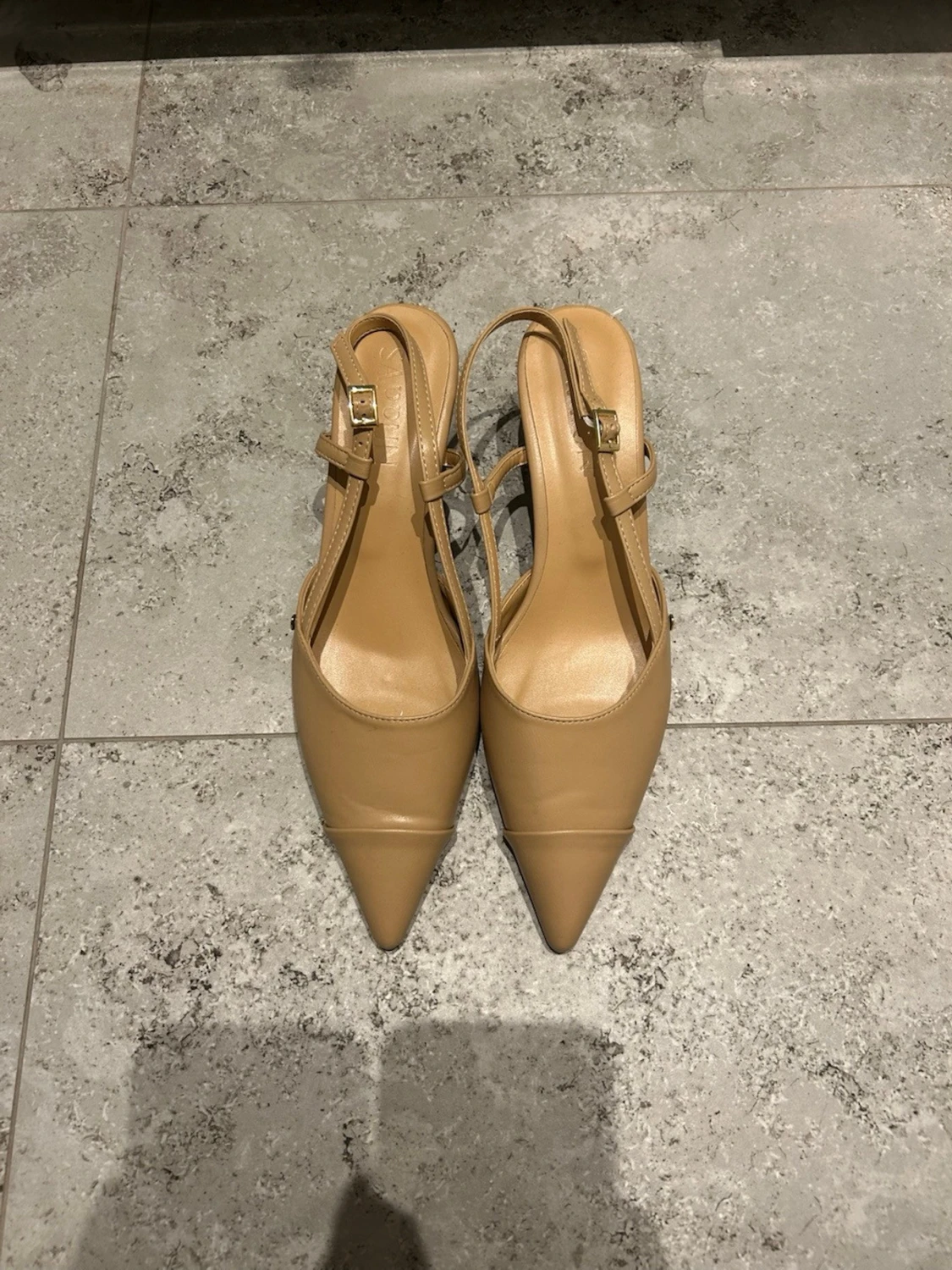 Beige pumps med spetsig tå från Sappun