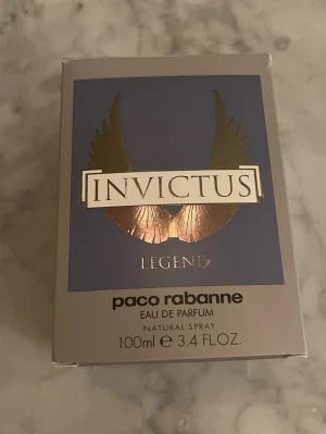 Invictus Legend EdP 100ml - Upptäck Invictus Legend Eau de Parfum från Paco Rabanne. En ikonisk doft i en unik troféformad parfym. Volym: 100 ml. Naturlig spray för dig som gillar stil och attityd. Nästan helt full