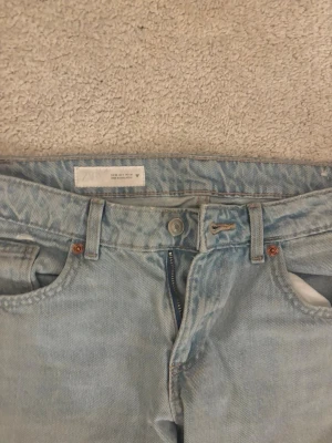 Ljusblå wide low jeans från Zara - Säljer ett par ljusblå jeans från zara. Helt nya använd ca 2 gånger. Pris kan diskuteras!