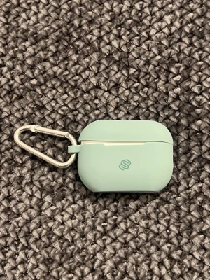Ljusblå AirPods skal - Ljusblå/turkos AirPods case för AirPods Pro 1/2. Skyddar mot repor och stötar och är jättesnygg att hänga på nycklar t.ex.🩵🩵 Helt oanvänt, säljs pga köpte fel storlek. Endast öppnad i syfte att fota hur det ser ut på rätt sorts AirPods.