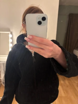 Teddy Jacka - En jätte gosig och mjuk ”teddy” jacka från Lager157. Den har stora och rymliga fickor. Man kan dra upp den hela vägen upp som en polo liknande jacka. Passar perfekt hemma och ute! 🥰