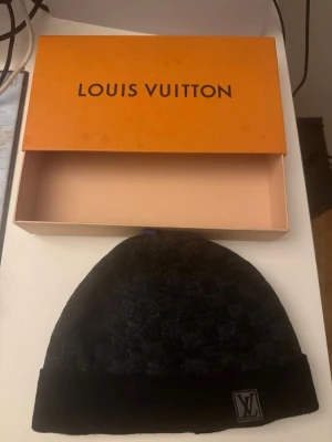 Louis Vuitton mössa - Säljer min louis vuttion mössa pga av att jag ej använder den och ej använt den på ett tag. Bra skick för att vara något år gammal mössa därför det låga priset. Äkta såklart vilket man ser på original boxen och mössan.