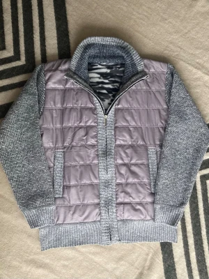Cardigan Från Fashton BB - Riktigt fet cardigan u fint skick. Färgen blev lite konsig på kamera dock, den är mer grå/reflex färgad på puffer delen. 