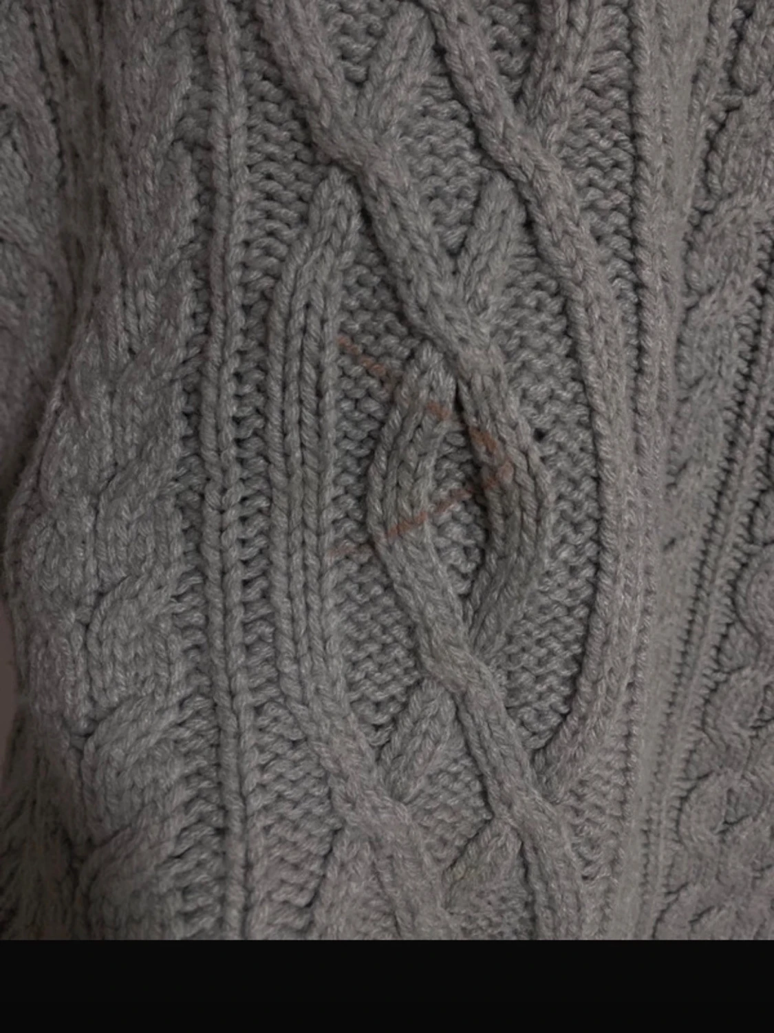 Grå stickad väst med flätmönster - 2