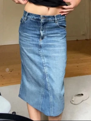 Lågmidjad midikjol - Vintage lågmidjad kjol i midi-längd💕