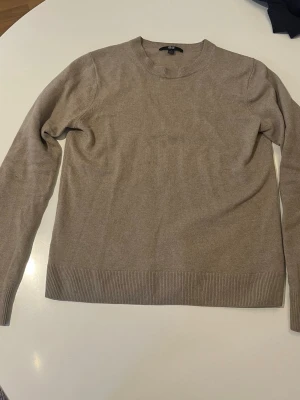 Kashmir tröja - Stickad tröja i 100% Kashmir från uniqlo. Mycket bra skick!😁