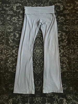 Brandy melville tights - Brandy melville tights i ljusblå/lila/ grå färg. Synns bäst vilken färg d har på sista bilden! Knappt använda